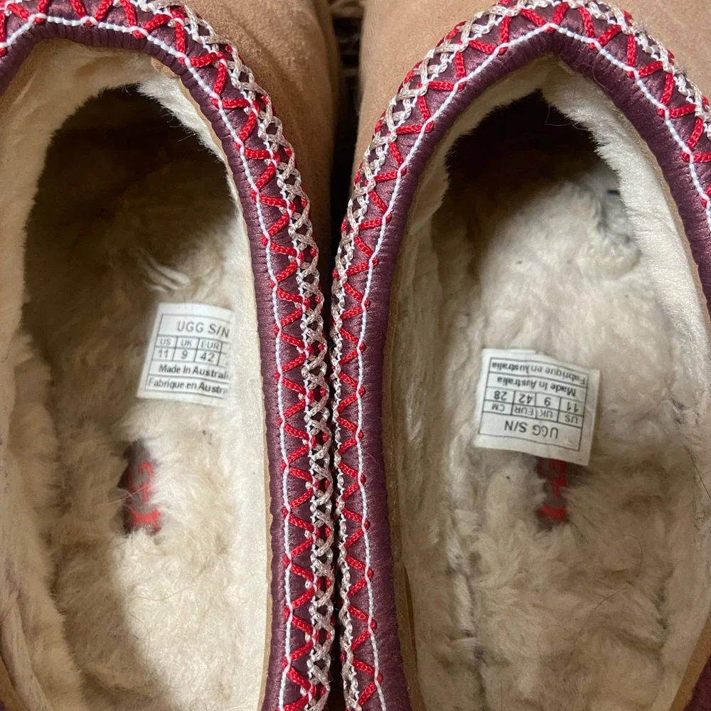 🚨SOLD🚨UGG Tan Tasman Suede Mule with Red Patterned Trim Size 11 - Picture 3 of 8